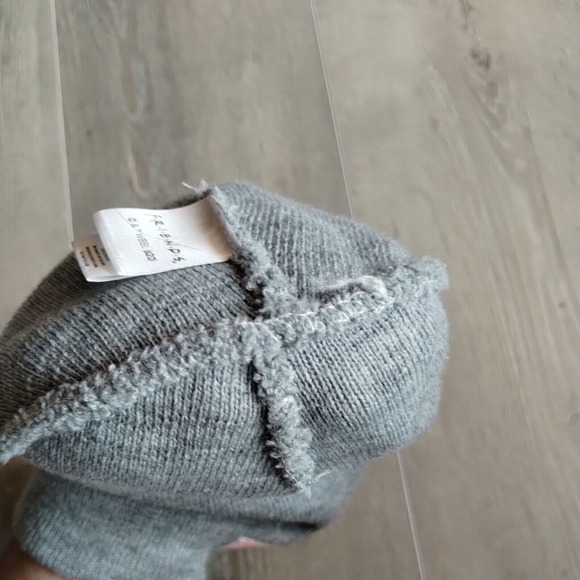 FRIENDS Beanie Winter Hat Skull Ski Cap Gray Stretch Polyester Sitcom TV Show - Picture 7 of 7